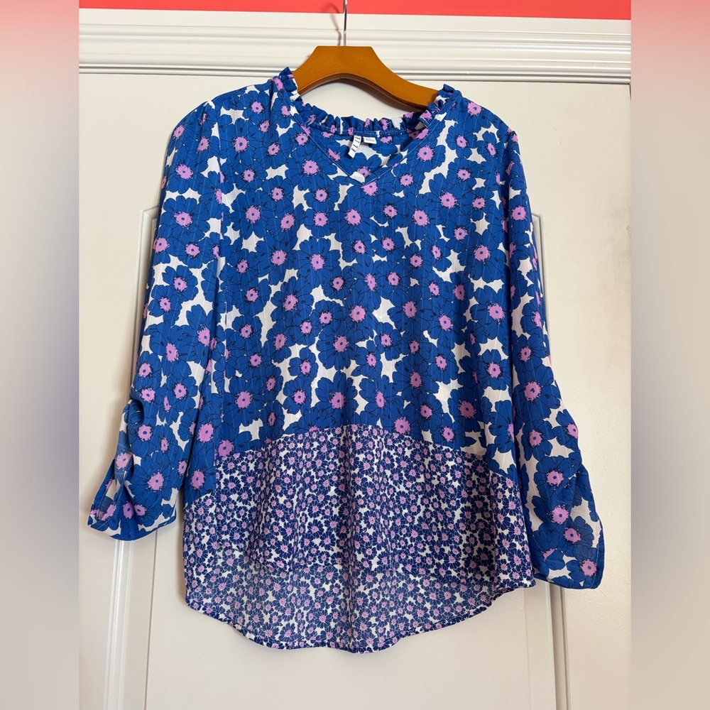 ELLE Women’s Floral Blue and Pink Blouse. size Medium